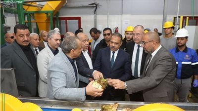 محافظ الشرقية يشهد بدء موسم توريد بنجر السكر بالصالحية الجديدة