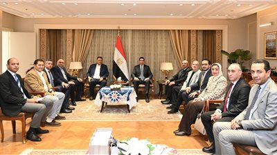 وزير الشباب والرياضة يستقبل الاتحاد المصري لكرة اليد ويتلقى تهنئة مجلس الإدارة