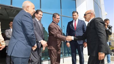 محافظ السويس الجديد يصل مكتبة اليوم في مبني المحافظة