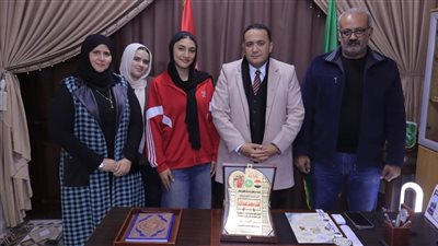 الدكتور أحمد المقدم يكرم بطلة كفرصقر الفائزة بذهبية افريقيا في الكونغ فو