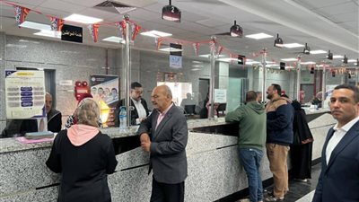 محافظ السويس في جولة تفقدية داخل إدارات الديوان العام