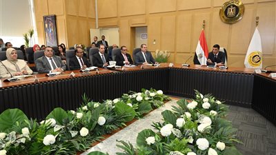 وزير الصناعة يجتمع بقيادات الوزارة ويضع الخطوط العريضة لسير العمل المرحلة المقبلة