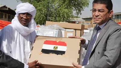 السفير المصري يسلم وزير الصحة التشادي منحة مصرية لمساعدة مرضى القصور الكلوي