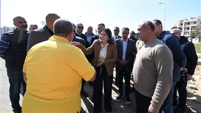 استجابة فورية لطلبات أحد المواطنين عقب لقاءه وزيرة الإسكان بجولتها بمدينة الشروق