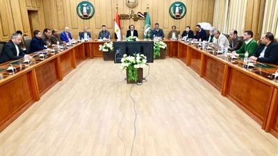 محافظ المنوفية يلتقي رؤساء أشمون والشهداء ونوابهم لمتابعة منظومة العمل 