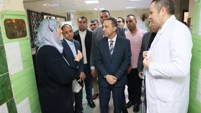 محافظ المنوفية يفاجئ مجمع عيادات أبو بكر الصديق ويحيل 12من المتغيبين للتحقيق