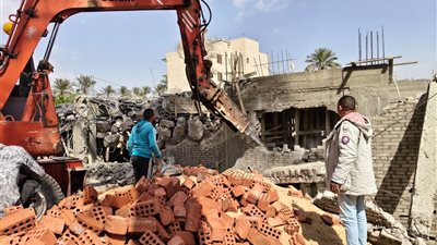 رئيس مدينة أبو النمرس بجنوب الجيزة يتصدى للمخالفين ويقوم بإزالة التعديات