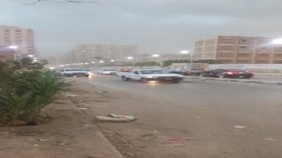 السويس تتعرض لأمطار متوسطة .. والمنخفض الجوي يحيل المدينة إلي ظلام