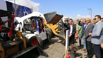 محافظ السويس يشهد إصطفاف معدات الأحياء ويوجه بتدريب السائقين