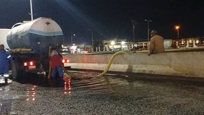 إنتشار سيارات كسح مياه الأمطار بشوارع السويس