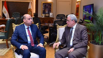وزير العمل يستقبل رئيس النقابة العامة للعاملين بالمالية والضرائب والجمارك