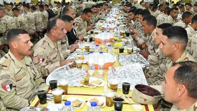  وزير الدفاع يشارك مقاتلى القوات المسلحة بقيادة الجيش الثانى الميدانى تناول الإفطار