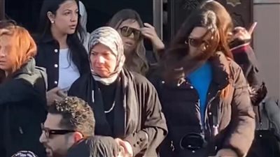 انهيار الفنانة مي عمر في عزاء والدها.. وزوجها محمد سامي والنجوم يواسونها