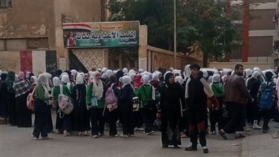 مشاجرة بين أولياء الأمور والطلبة لمنعهم مضايقة البنات بمدرسة المنيب الإعدادية بنات