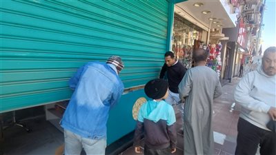 محافظ قنا: مراجعة أوضاع المحال التجارية والتأكد من التزامها بالاشتراطات القانونية