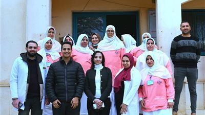 محافظ البحيرة تكرم العاملين بوحدة صحة الأسرة بصفط العنب