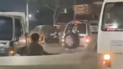 سيارة ملاكي تحمل علم اسرائـيل تدهس مواطنين بطريقة وحشية،أمام فرع فودافون كرداسة