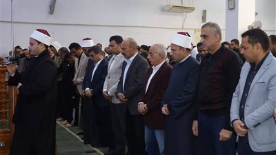 محافظ السويس يؤدي صلاة الجمعة بمسجد أنس بن مالك بفيصل