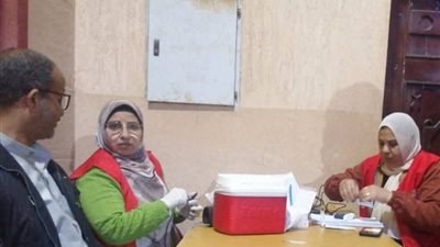 المبادرات الرئاسية تفحص المواطنين بمسجد السيد هاشم بجناين السويس