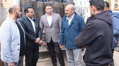 محافظ السويس يتفقد مخازن بوتاجاز ويوجه بتوافر الأنابيب بالأسعار المحددة