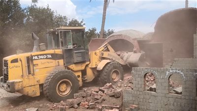 رئيس مدينة أبو النمرس بالجيزة يقوم بإزالات مباني مخالفة وإسطبلات خيول بشبرامنت