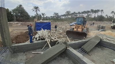رئيس مدينة أبوالنمرس بالجيزة يقوم بإزالة بناء مخالف على الأراضي الزراعية بشبرامنت