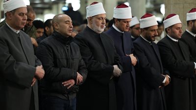 وسط أجواء من السكينة والطمأنينة،آلاف المصلين يؤدون صلاتي العشاء والتراويح بالجامع الأزهر