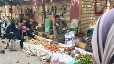 الباعة الجائلين يغلقون أبواب مدرستي الصف الإبتدائية والإعدادية بنين يومي الأحد والإثنين 