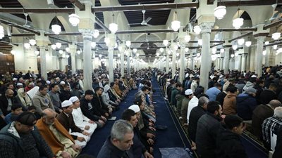 الآلاف يحتشدون لأداء صلاتي العشاءوالتراويح بالليلة الثالثة عشرة في رمضان بالجامع الأزهر