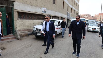 محافظ الجيزة يجري جولة ميدانية للوقوف على حالة النظافة والإشغالات بحي الوراق 