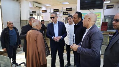 محافظ الجيزة يفاجئ المراكز التكنولوجية بالوراق ومنشأة القناطر بالوقوف على شباك المعاملات 