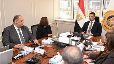 وزير الصناعة يبحث مع جنرال موتورز خططها التوسعية لتعزيز تنافسية صناعة السيارات 