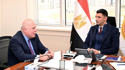 وزير الصناعة يبحث مع شركة بولاريس للتطوير الصناعي خطط التوسع بالمناطق الصناعية 