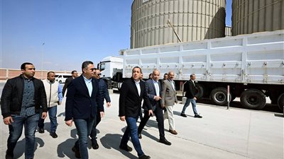 رئيس الوزراء يتفقد صومعة عتاقة بالسويس للاطمئنان على كفاءة منظومة تخزين القمح 