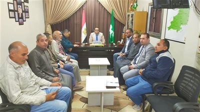 رئيس مركز كفر صقر يلتقي بالمواطنين ويستمع لشكواهم ويبحث حلولا فورية