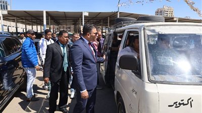 عقب إعتماد التعريفة الجديدة لسيارات الأجرة ..نائب محافظ السويس يتفقد مواقف السيارات