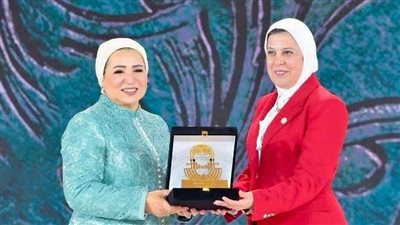 فرع السويس:يبعث بتهنئة المدير التنفيذي للهلال الأحمر لتكريمها من جانب،السيدة إنتصار السيسي