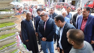 محافظ السويس يتفقد الأسواق لمتابعة توافر السلع .. وإحالة التجار الجشعين للنيابة 