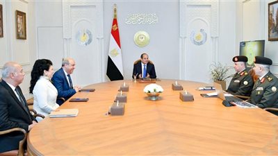 الرئيس السيسي يعقد اجتماعاً لمتابعة جهود وزارة الطيران المدني لتطوير المطارات المصرية 