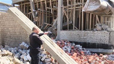 رئيس مدينة أبوالنمرس بالجيزة يقف على تنفيذ إزالات البناء المخالف بمنيل شيحة