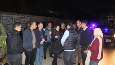 نائب محافظ الجيزة تجري جولة ليلية بحي بولاق الدكرور لمتابعة حالة النظافة 