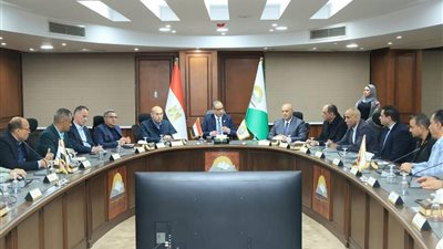 محافظ الجيزة يعقد اجتماعاً موسعاً مع رؤساء الأحياء والمراكز 