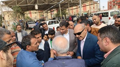 محافظ السويس في موقف سيارات الأنصاري :السائق المخالف لتعريفة الأجرة الجديدة سيحاكم