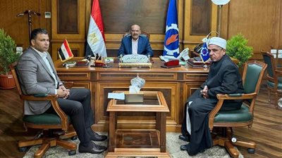 محافظ السويس يتلقي التهنئة من عدد من القيادات التنفيذية