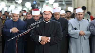 توافد كبير للمصلين بالجامع الأزهر لإحياء العشر الأواخر والتراويح بالقراءات المتواترة