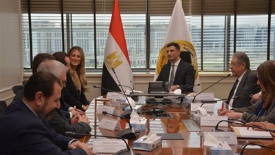 وزير الصناعة يستعرض مع «مرسيدس-بنز إيجيبت» فرص صناعة السيارات وتعميق المكون المحلي