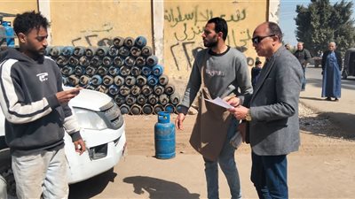 محافظ الجيزة يتابع وصول وتوزيع 950أسطوانة بوتاجاز إضافية بقريتي اتريس وأبو غالب 