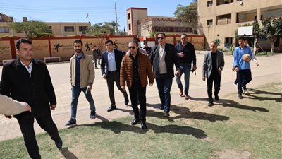 محافظ المنوفية:يفاجئ مدرسة الشهداء الثانوية لمتابعة انتظام العملية التعليمية ويحيل المدير للتحقيق 