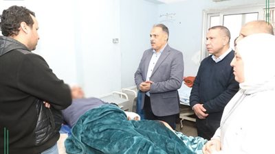 محافظ الشرقية يفاجئ مستشفى أبو كبير المركزي ويصطحب مريضًا للاطمئنان على حالته