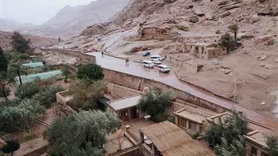 أمطار الخير تتساقط على جبال سانت كاترين وتحولها إلى شلالات طبيعية